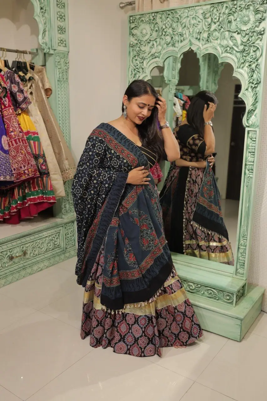 Royal Noir Lehenga - Image 4