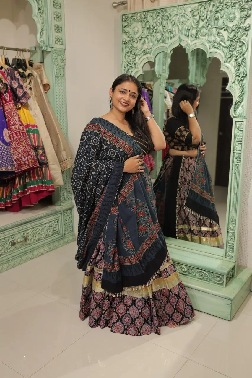 Royal Noir Lehenga - Image 3